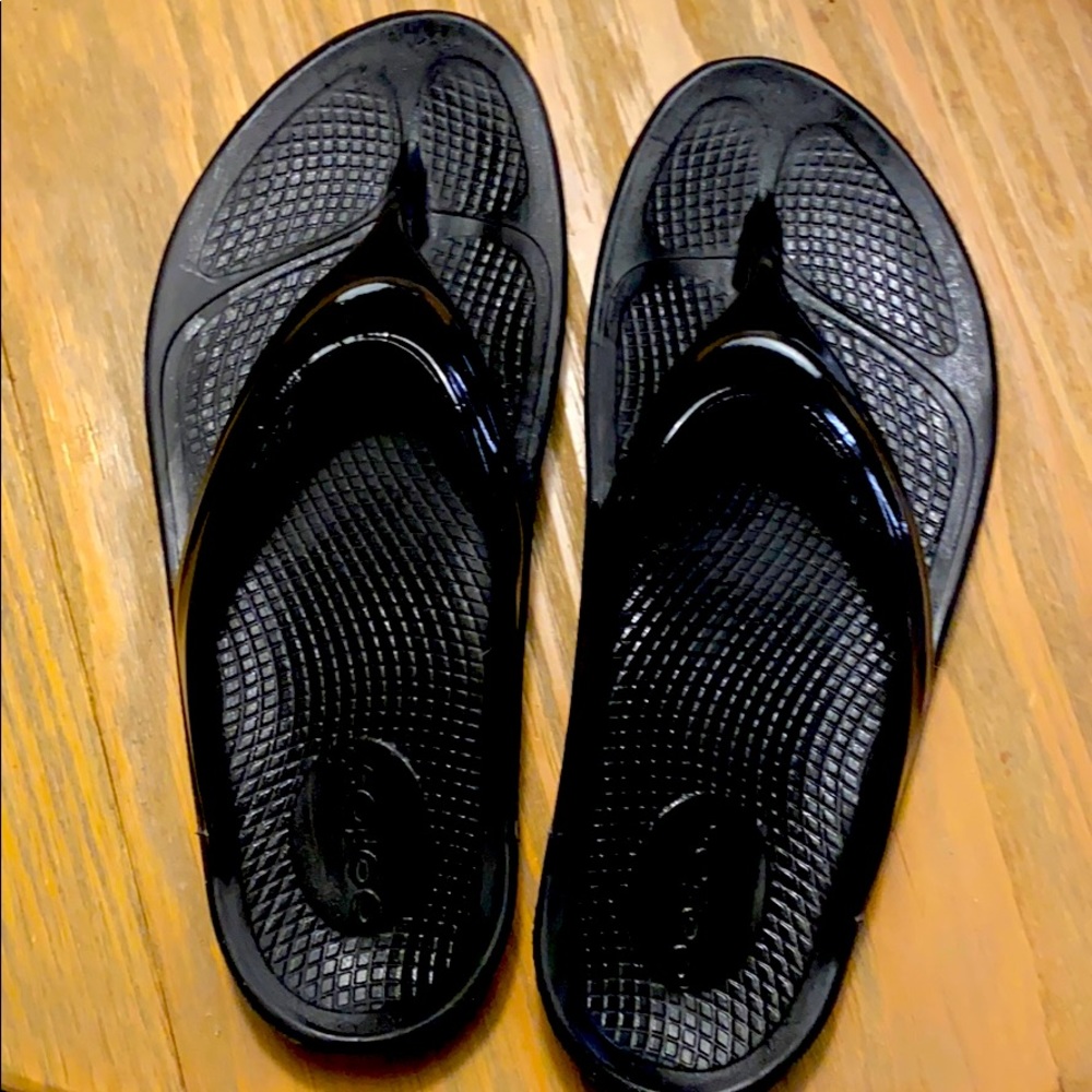 OOFOS recovery flip flops